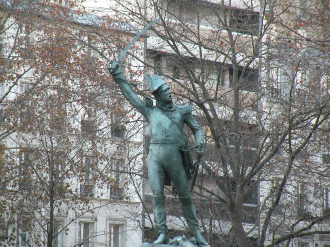  statue du Maréchal Ney, élevée à l'endroit où il fut exécuté
